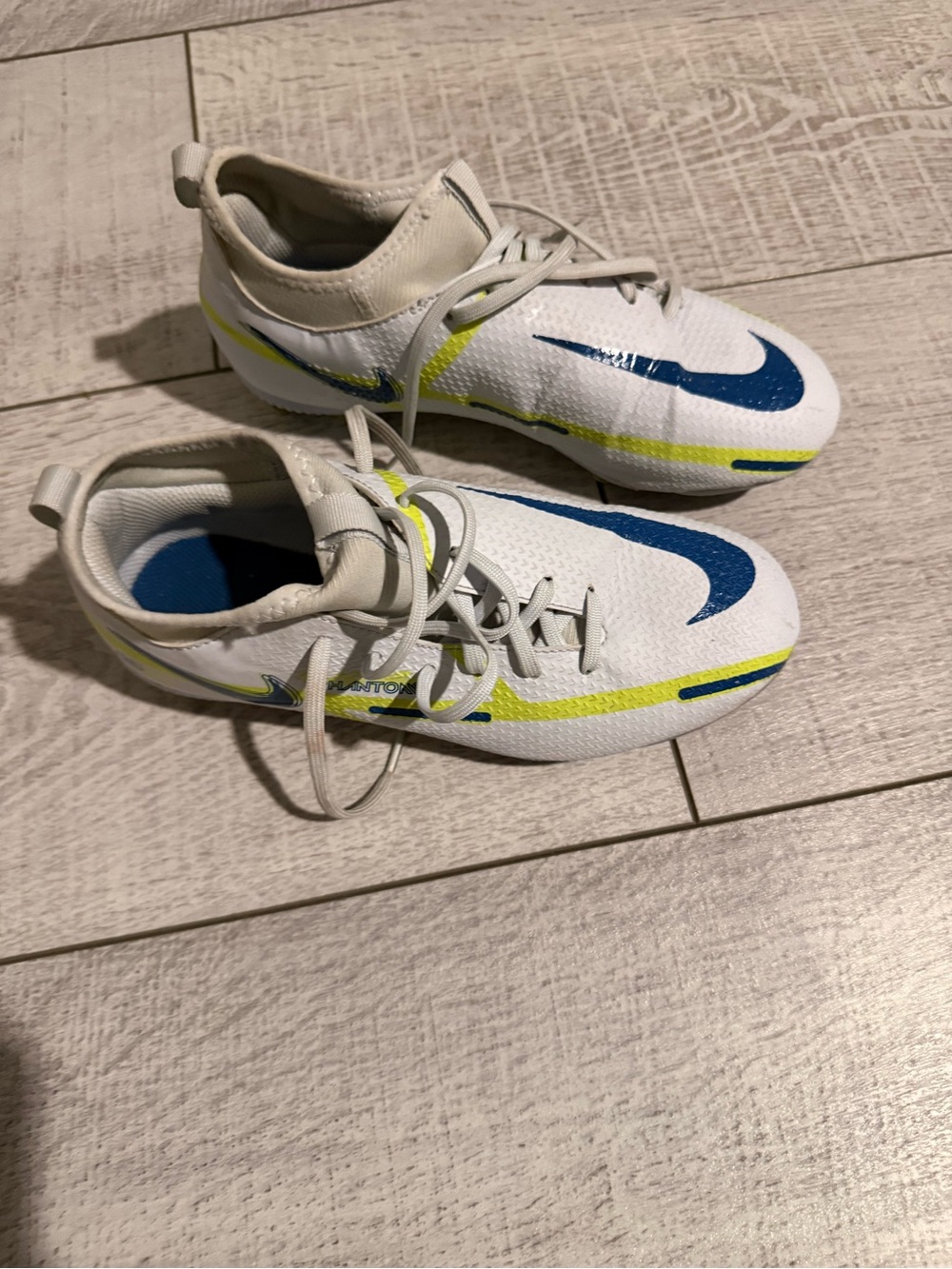 Nike Phantom Soccer Cleats – Youth 2.5Y